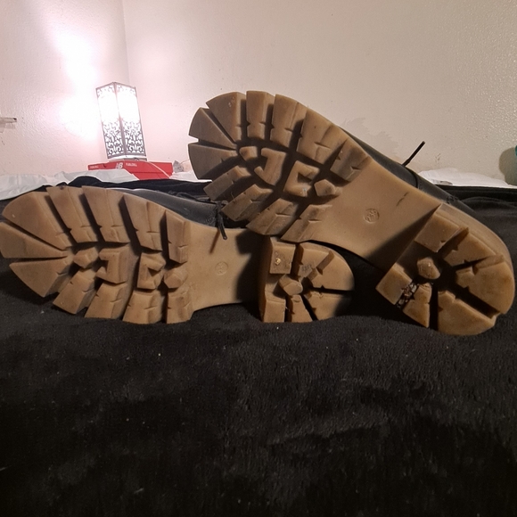 Heeled leather combat boots with tread - Picture 2 of 4